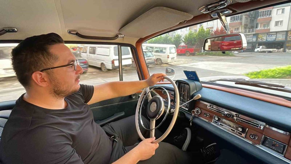 Rizeli genç kendinden 40 yaş büyük arabaya gözü gibi bakıyor