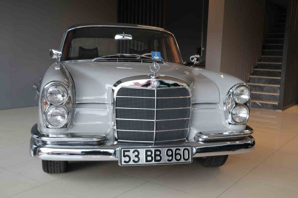 Rizeli genç kendinden 40 yaş büyük arabaya gözü gibi bakıyor