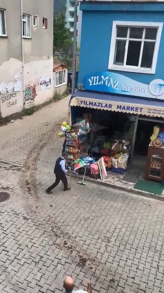 Artvin Kemalpaşa'da İnşaat Kazası: 91 Yaşındaki Adam Yıkılan Binadan Saniyelerle Kurtuldu