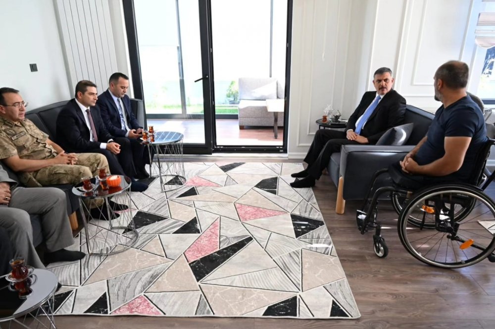 Vali Çiftçi Gaziye Akülü Sandalye Hediye Etti