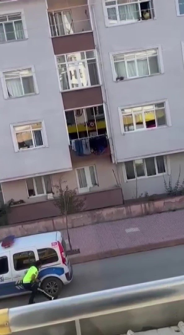 Amasya’da Evinden Pompalı Tüfekle Etrafa Ateş Açan Şahıs 1 Polisi Yaraladı, Korku Dolu Anlar Kamerada