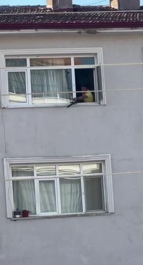 Amasya’da Evinden Pompalı Tüfekle Etrafa Ateş Açan Şahıs 1 Polisi Yaraladı, Korku Dolu Anlar Kamerada