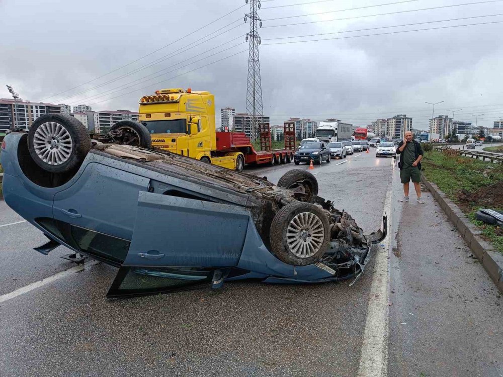 Samsun'da Otomobil Takla Attı: 4 Yaralı
