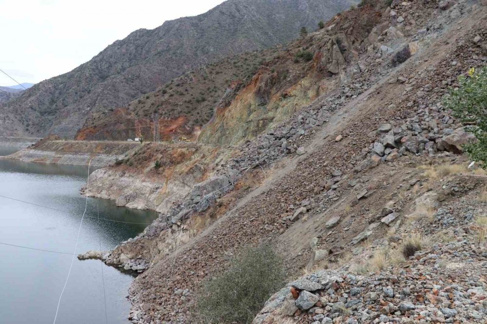 Oltu-artvin Kara Yolu 50 Gündür Kapalı , bölge halkı haklı olarak açılmasını talep ediyor