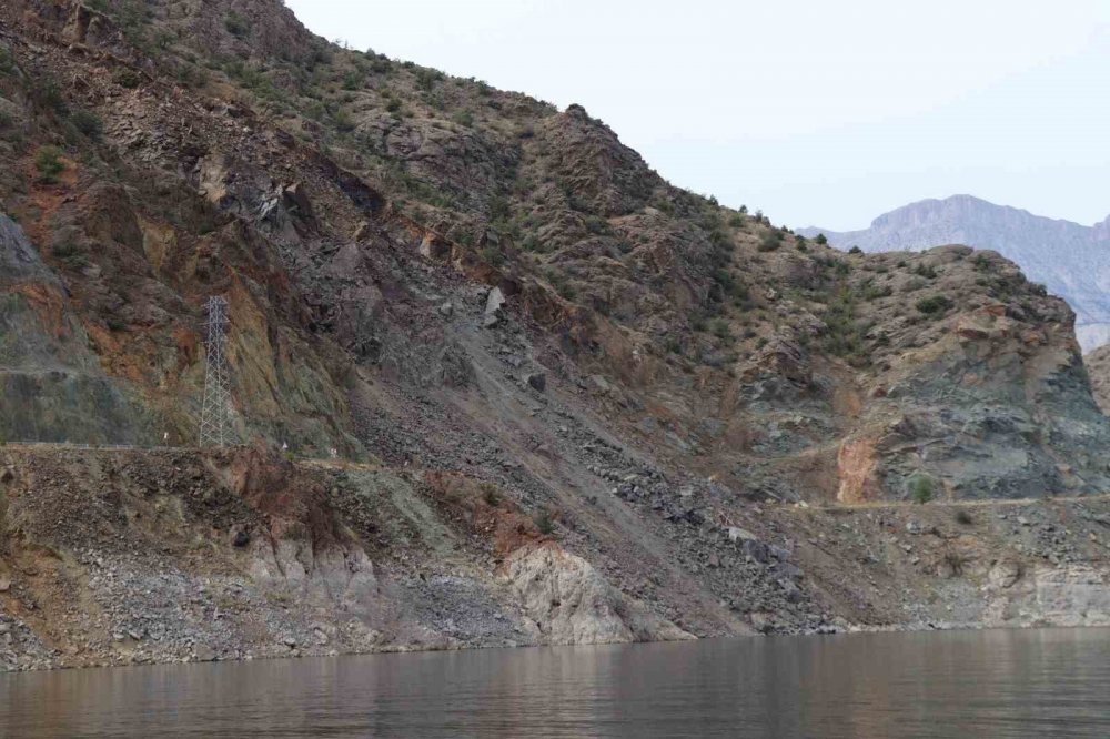Oltu-artvin Kara Yolu 50 Gündür Kapalı , bölge halkı haklı olarak açılmasını talep ediyor