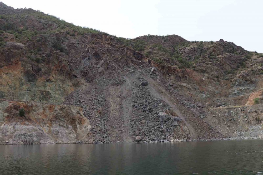 Oltu-artvin Kara Yolu 50 Gündür Kapalı , bölge halkı haklı olarak açılmasını talep ediyor