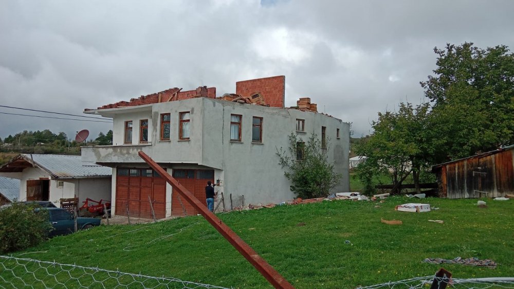 Kastamonu'da Fırtınanın Uçurduğu Çatı Başka Bir Evin Üzerine Düştü