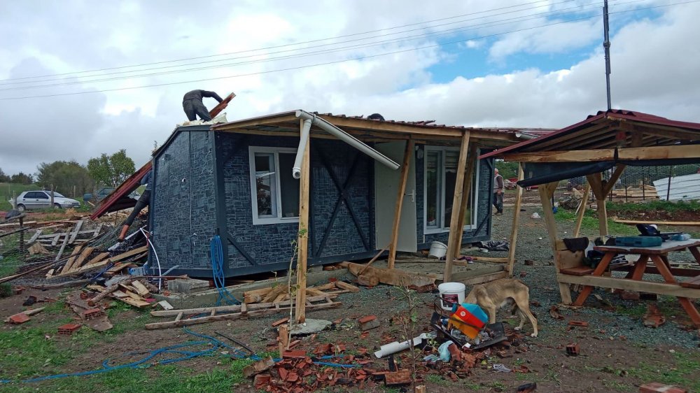 Kastamonu'da Fırtınanın Uçurduğu Çatı Başka Bir Evin Üzerine Düştü