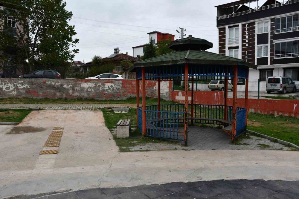 Ayrıldığı Dini Nikahlı Eşini Konuşmak İçin Çağırdığı Parkta Bıçaklayarak Öldürdü