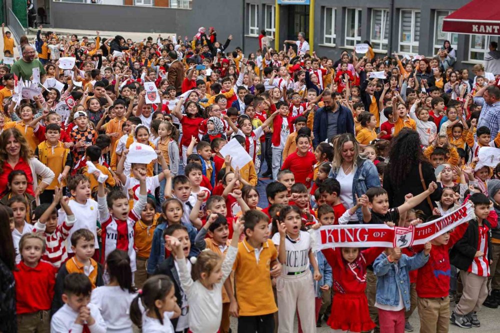 Şampiyon Minikler Kupayı Samsunspor Kaptanının Elinden Aldı