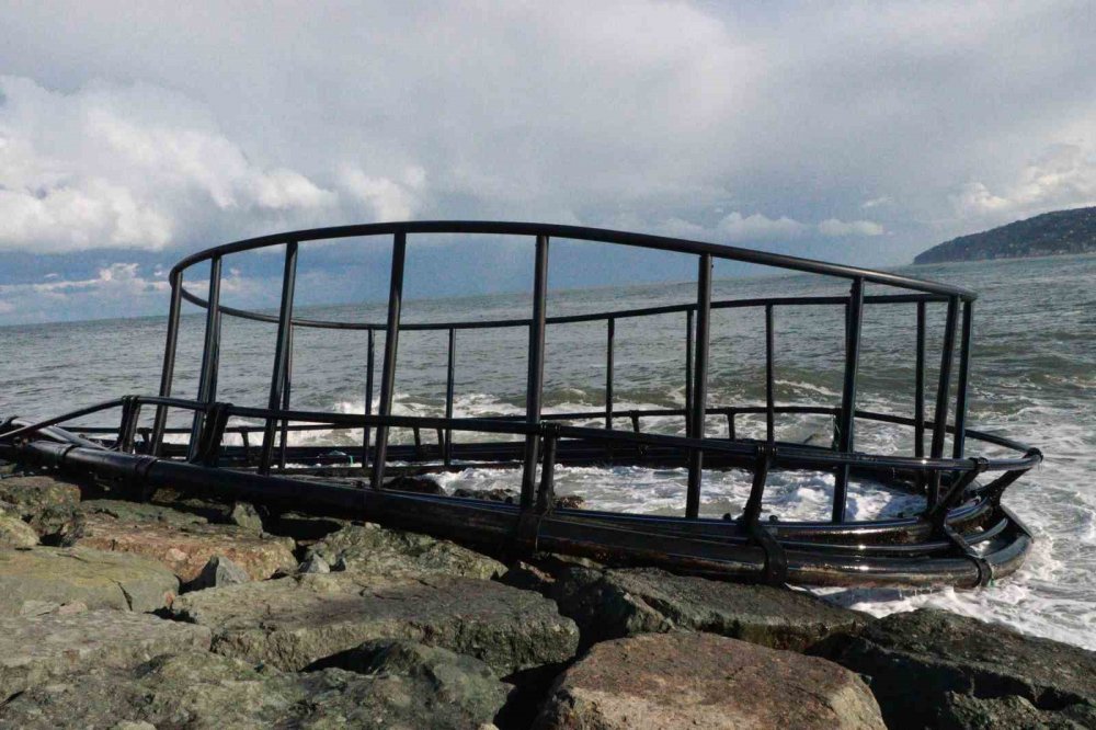 Rize'de Fırtına balıkçı kafeslerine zarar verdi