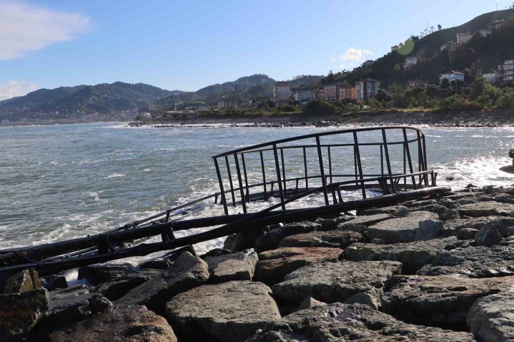 Rize'de Fırtına balıkçı kafeslerine zarar verdi