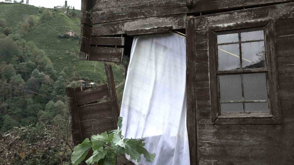 Rize'de Şiddetli Yağış Heyelana Neden Oldu: Asırlık Ahşap Ev Çöktü