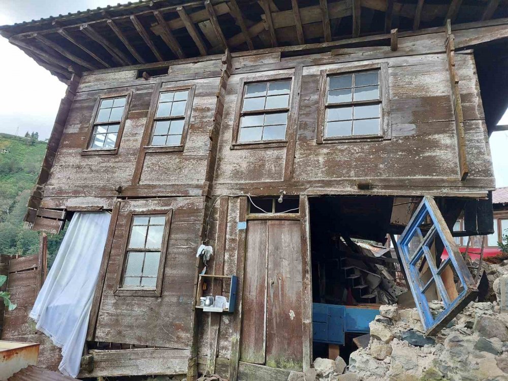 Rize'de Şiddetli Yağış Heyelana Neden Oldu: Asırlık Ahşap Ev Çöktü