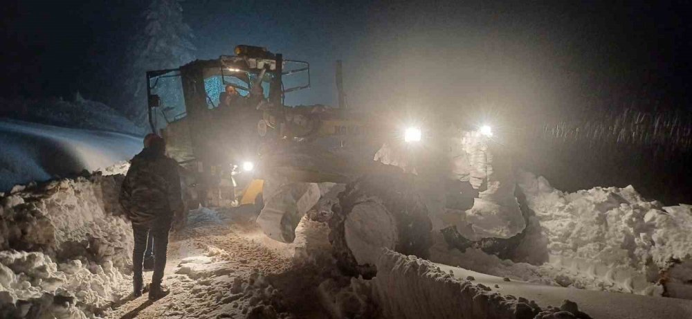 Bu Yıl Kar Kendini Erken Hissettirdi , Yaylalarda Yol Açma Çalışmları Aralıksız Sürüyor