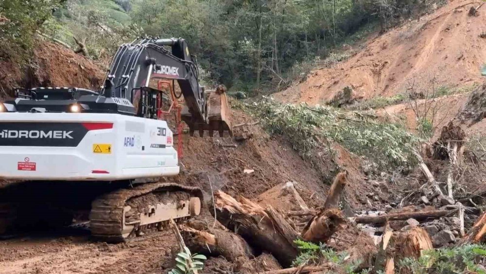 Rize Çayeli'ndeki heyelan temizlenmeye başladı