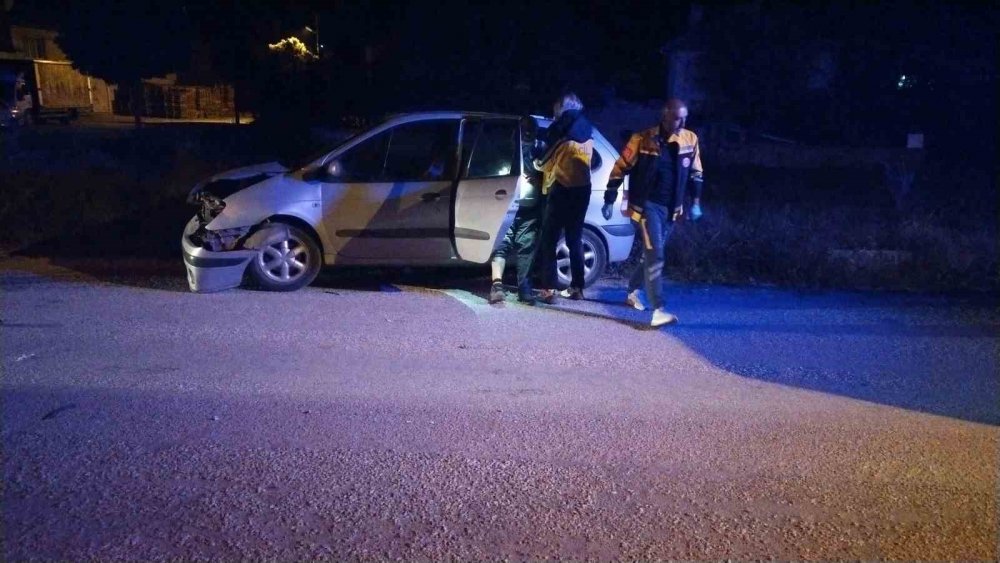 İki Otomobil Çarpıştı: 1’i Polis 2 Yaralı