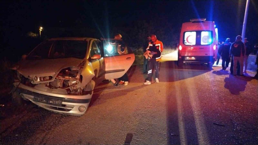 İki Otomobil Çarpıştı: 1’i Polis 2 Yaralı