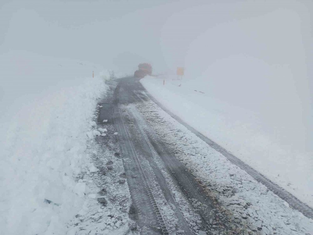 Karayolları Ekiplerinin Karla Kaplı Yollarda Ve Tepelerde Yoğun Kar Mesaisi