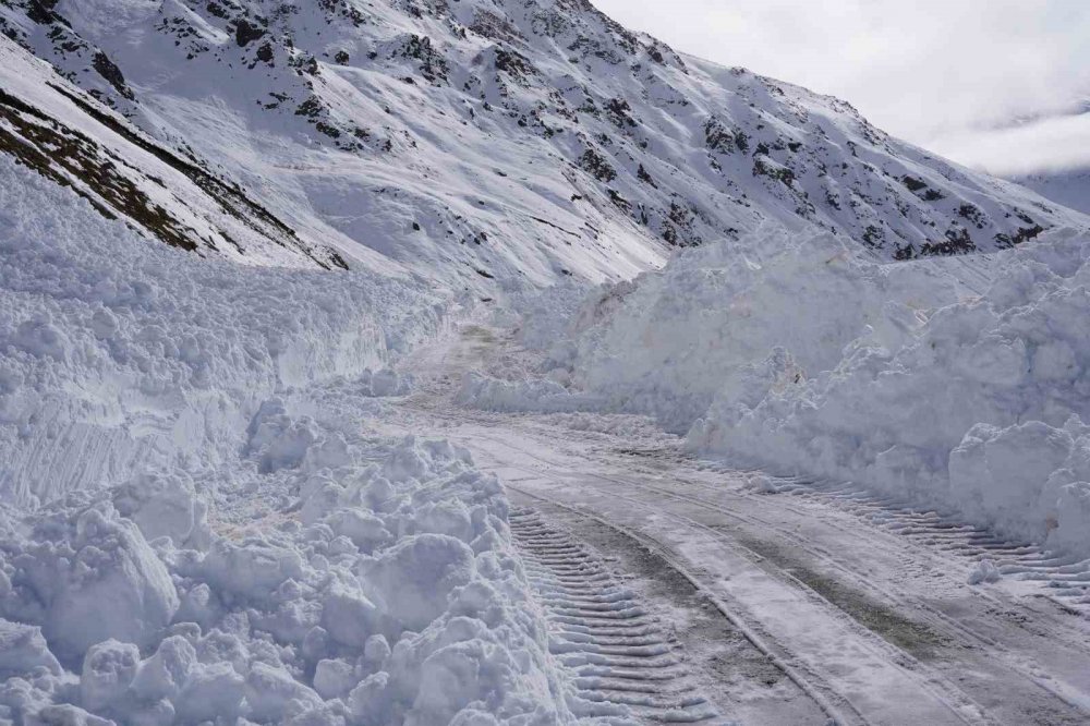 Rize'de 1 metre kar yağan yerin yolu açılıyor