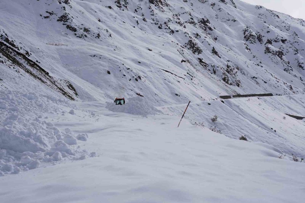 Rize'de 1 metre kar yağan yerin yolu açılıyor