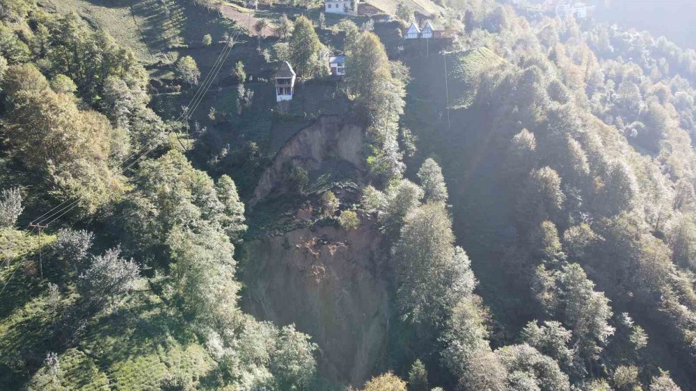 Rize Ardeşen'de Heyelan: 3 Ev Tedbir Amaçlı Boşaltıldı