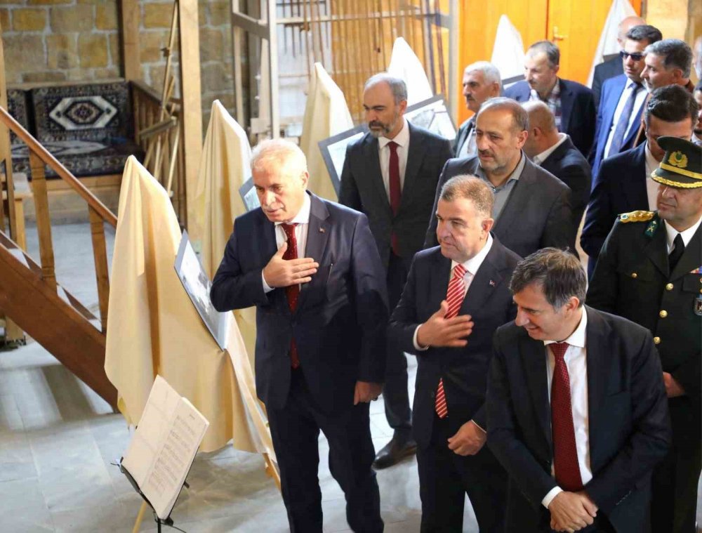 Bayburt Tarihi Taşhan’da ’cumhuriyet’ Konulu Resim Sergisi Açıldı