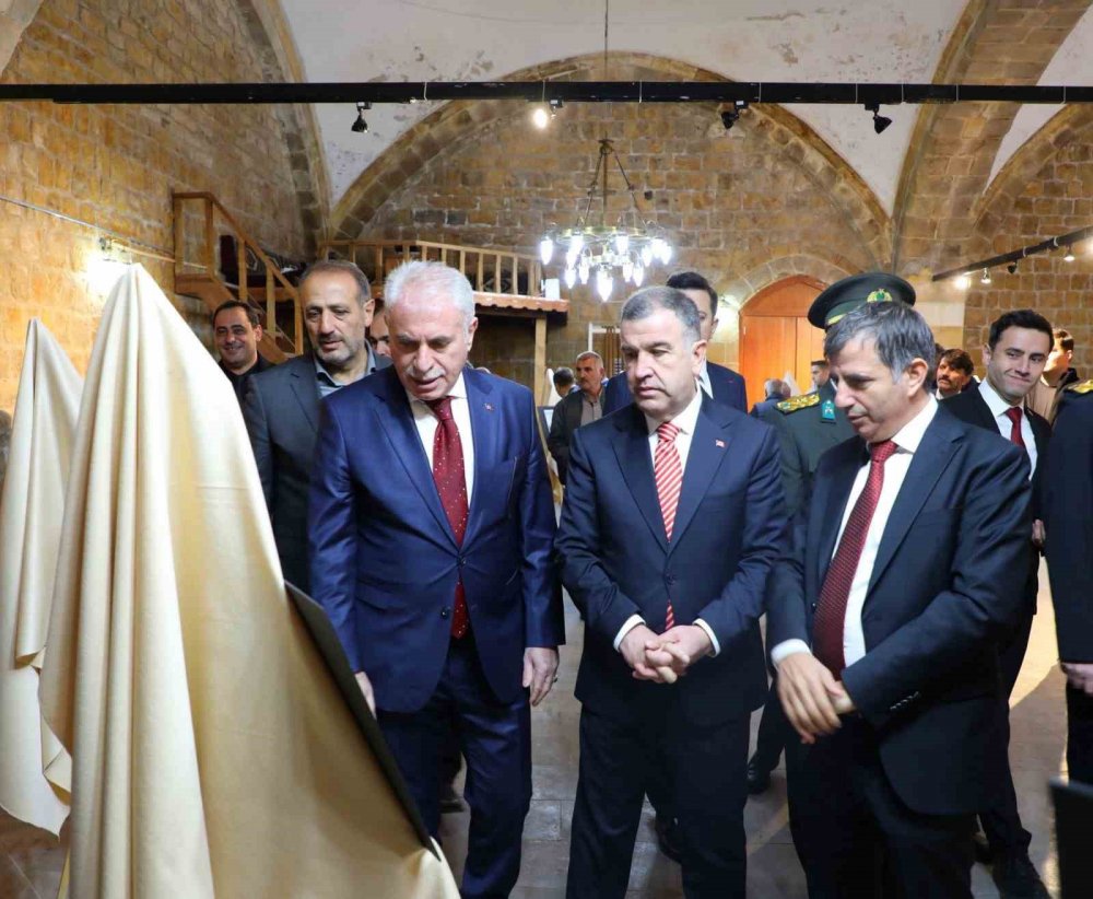 Bayburt Tarihi Taşhan’da ’cumhuriyet’ Konulu Resim Sergisi Açıldı