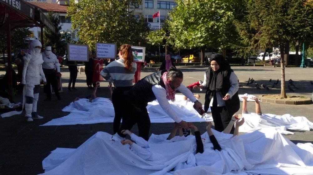 Artvin’de Üniversite Öğrencilerinden Filistinli Çocuklar İçin Kefenli Protesto