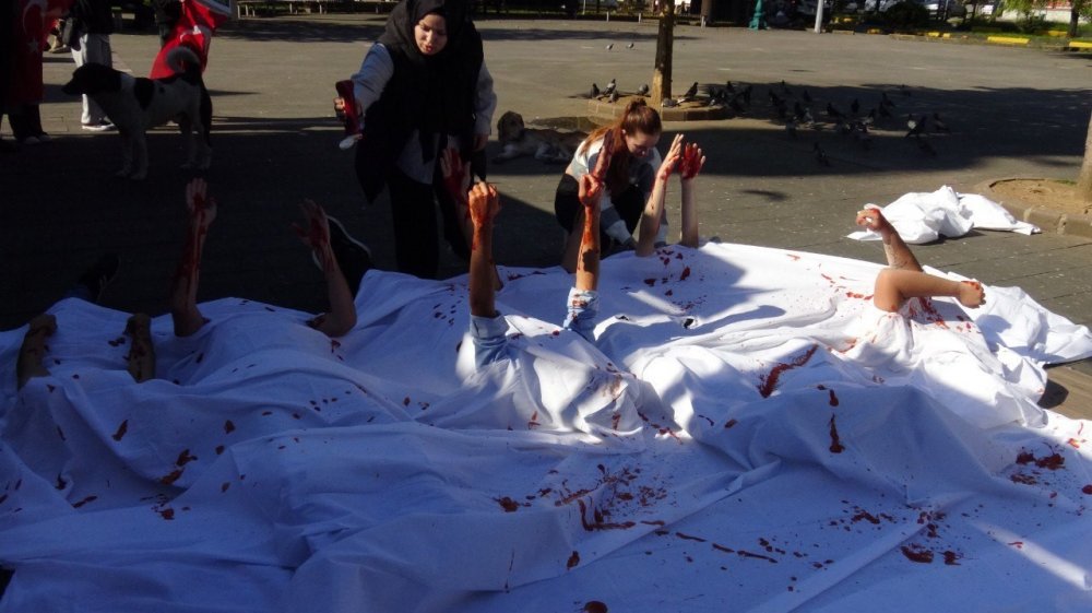 Artvin’de Üniversite Öğrencilerinden Filistinli Çocuklar İçin Kefenli Protesto