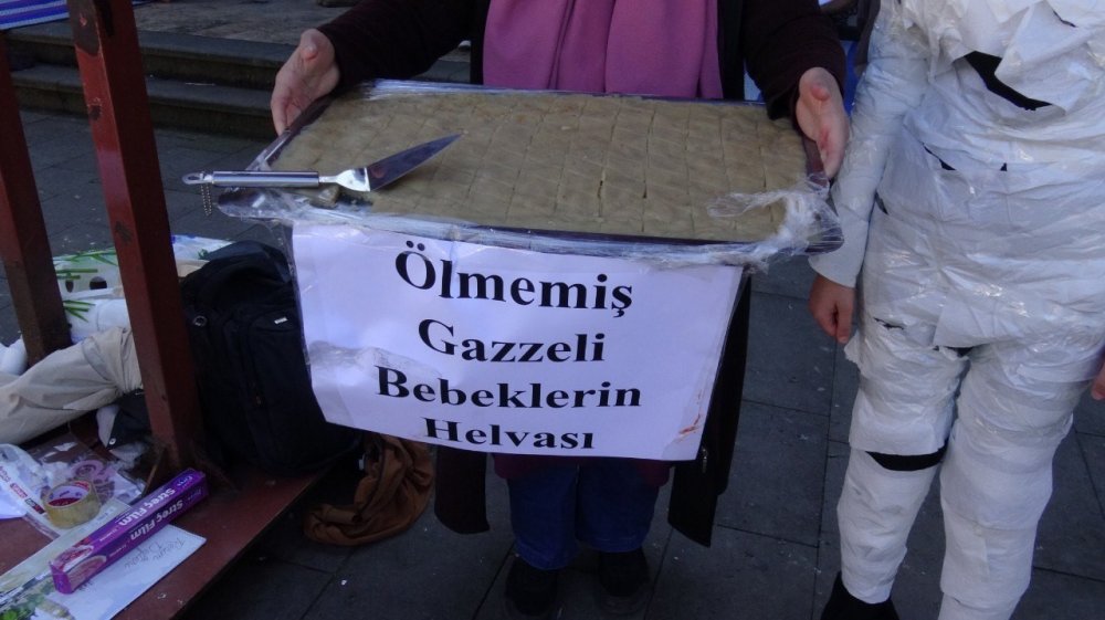 Artvin’de Üniversite Öğrencilerinden Filistinli Çocuklar İçin Kefenli Protesto