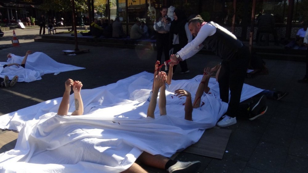 Artvin’de Üniversite Öğrencilerinden Filistinli Çocuklar İçin Kefenli Protesto