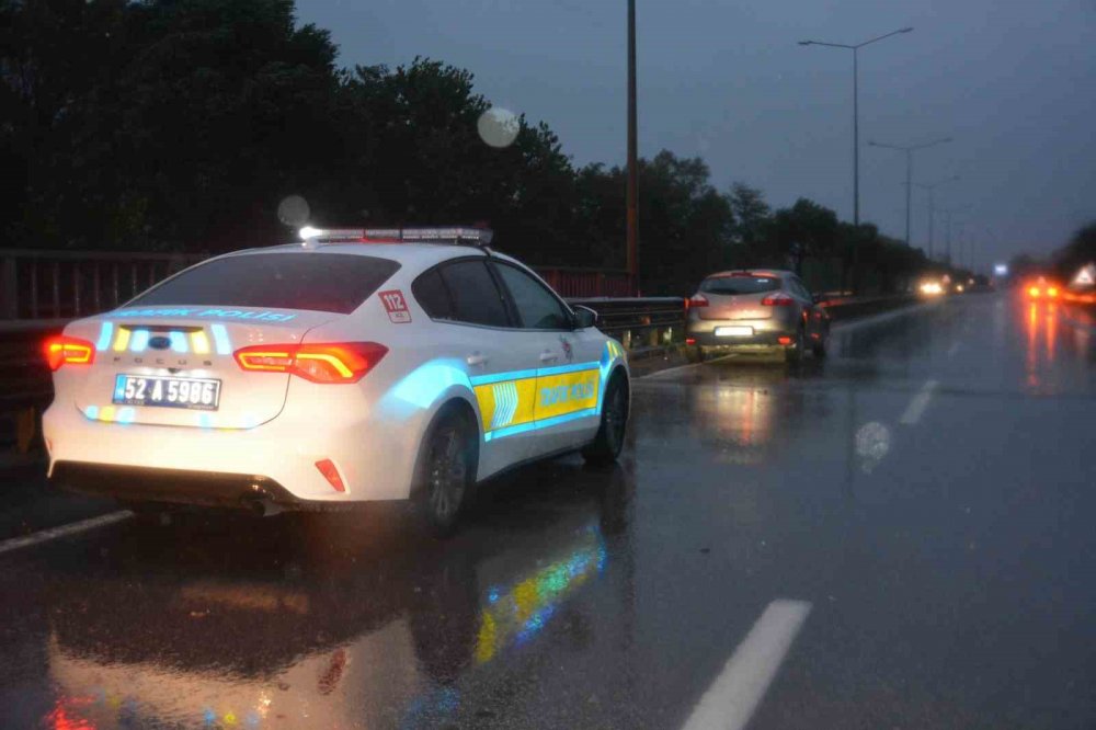Ordu'da Kediye Çarpmamak İçin Bariyerlere Çarptı: 2 Yaralı