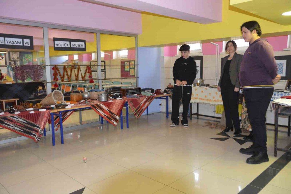 Ordu'da Liseli Öğrenciler Okul Koridorunu 100 Yıllık Eserlerin Olduğu Tarihi Müzeye Çevirdi