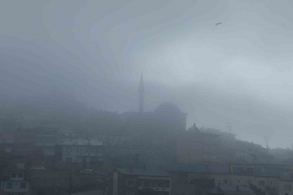 Bayburt'u sabah saatlerinde sis kapladı