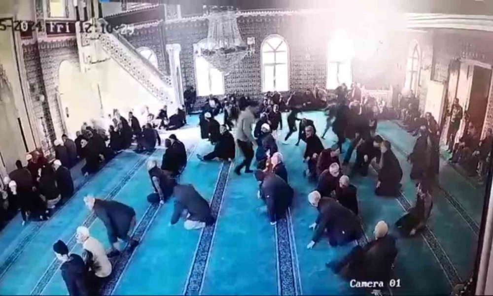 Rize’de Deprem Anı Güvenlik Kameralarına Yansıdı