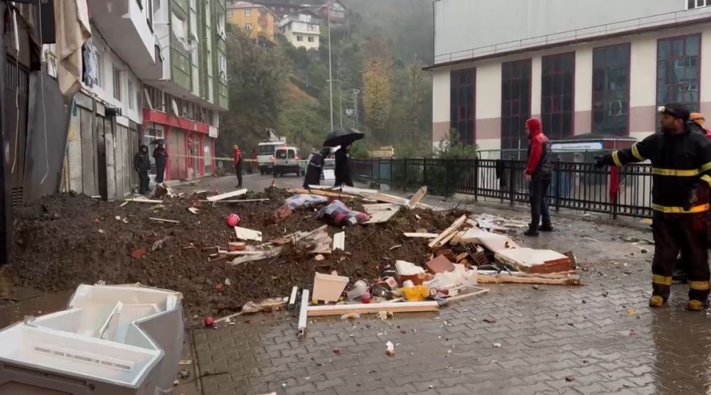 Rize'de Facia , göçük altına kalan evde 1 kişi hayatını kaybetti
