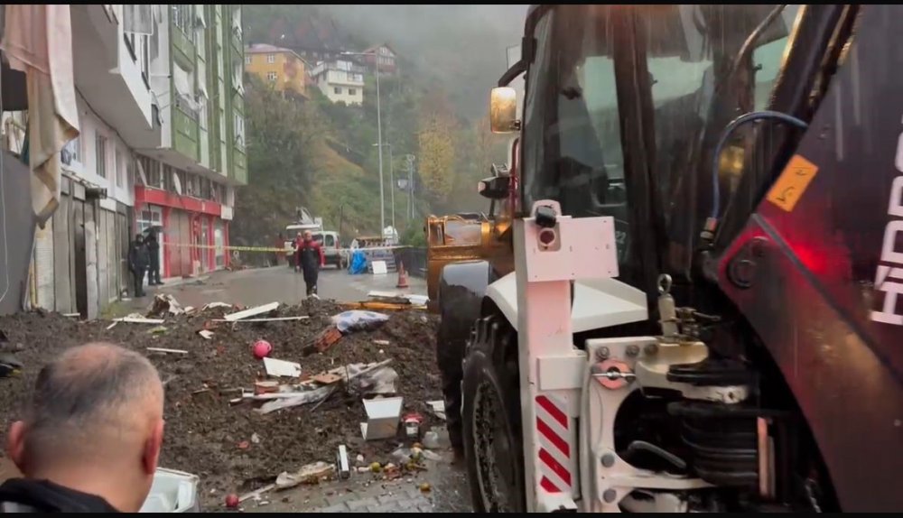 Rize'de Facia , göçük altına kalan evde 1 kişi hayatını kaybetti