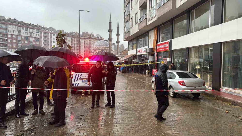 Rize'de Facia , göçük altına kalan evde 1 kişi hayatını kaybetti