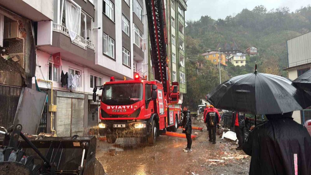 Rize'de Facia , göçük altına kalan evde 1 kişi hayatını kaybetti