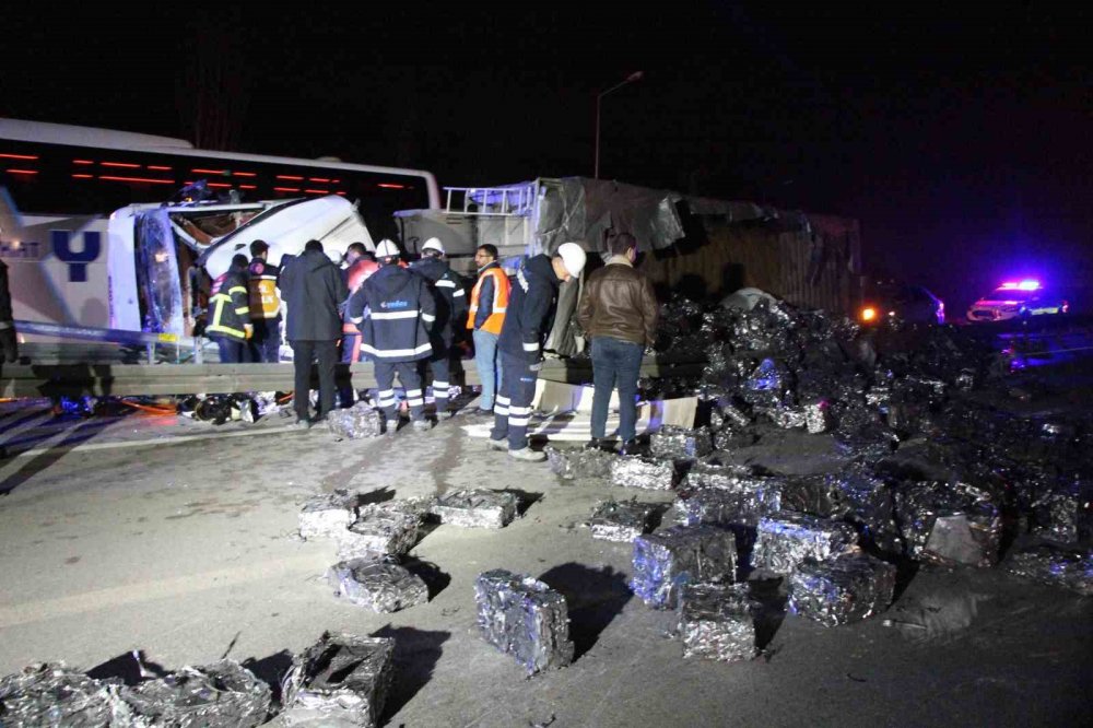 AMASYA’DA HURDA YÜKLÜ TIR DEVRİLDİ, ARAÇTA SIKIŞAN SÜRÜCÜYÜ EKİPLER KURTARDI