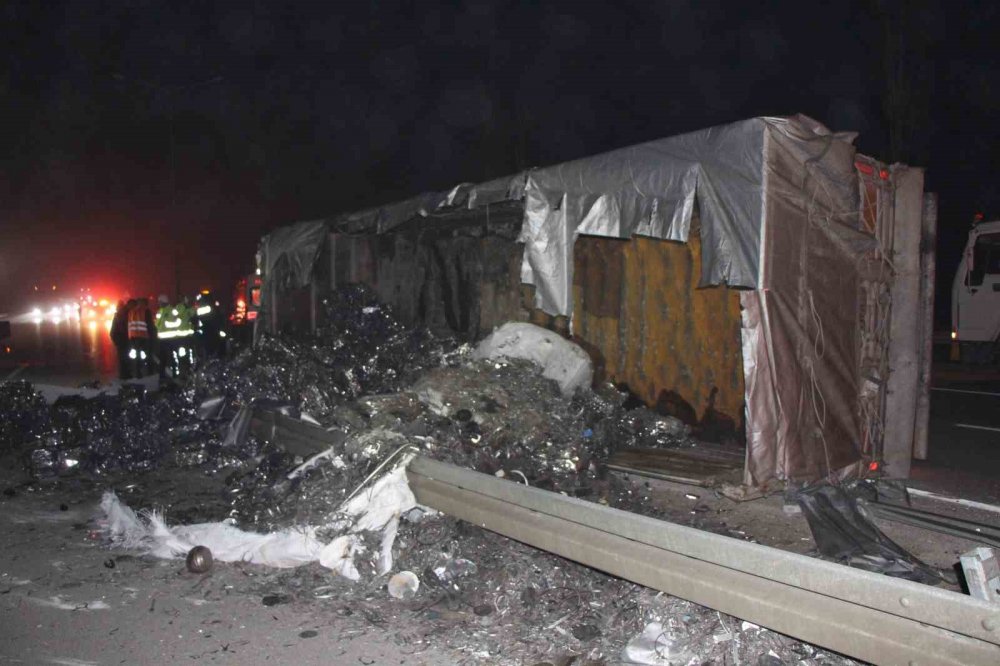 AMASYA’DA HURDA YÜKLÜ TIR DEVRİLDİ, ARAÇTA SIKIŞAN SÜRÜCÜYÜ EKİPLER KURTARDI
