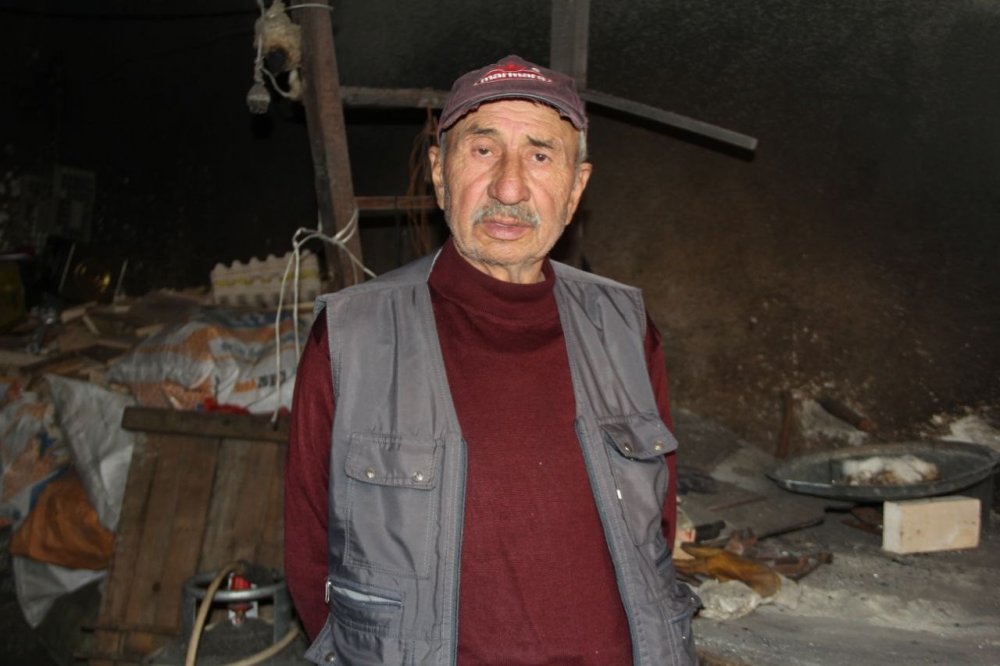 76 Yaşında: Her Gün Dükkanını Açıyor, Bakıra Yeniden Hayat Veriyor