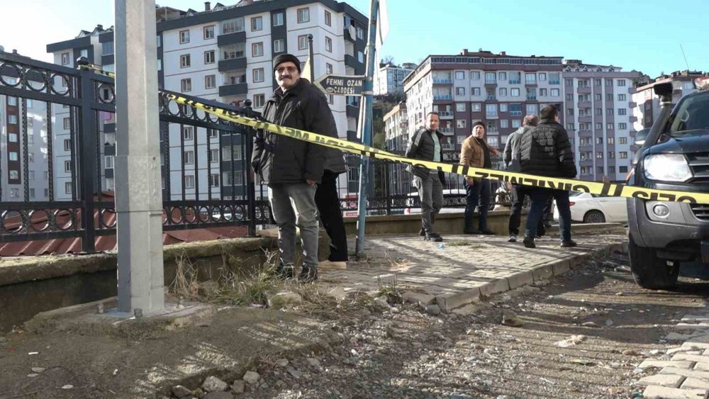 Rize Çayeli'nde Heyelan Nedeniyle Tahliye Edilen Apartman Sakinlerinin Bekleyişi Sürüyor