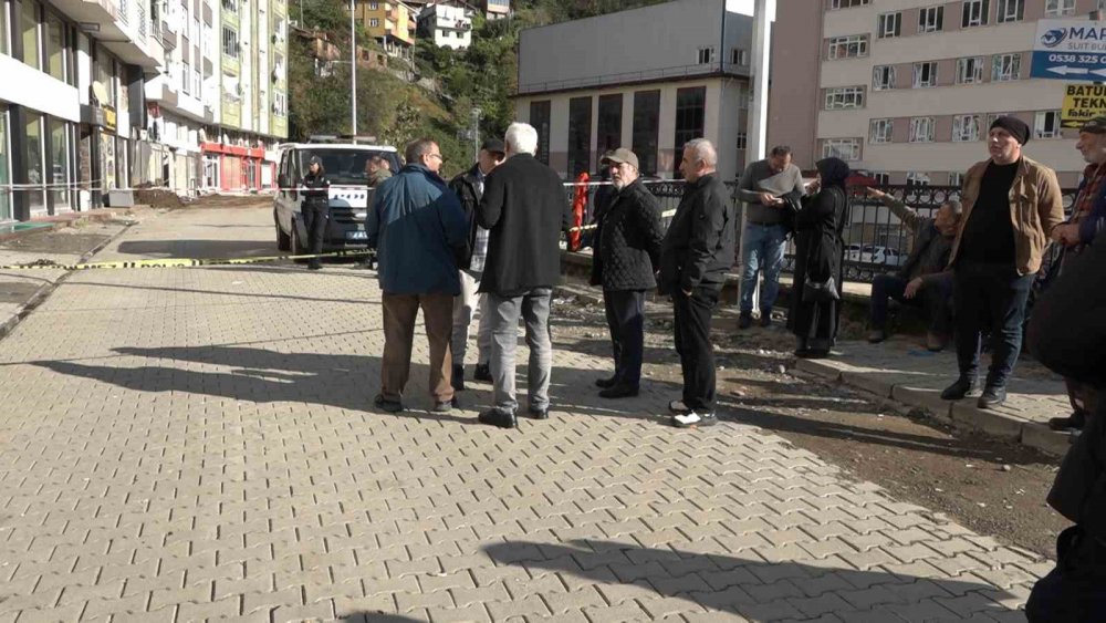 Rize Çayeli'nde Heyelan Nedeniyle Tahliye Edilen Apartman Sakinlerinin Bekleyişi Sürüyor