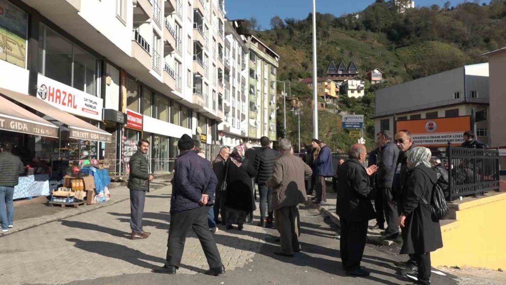 Rize Çayeli'nde Heyelan Nedeniyle Tahliye Edilen Apartman Sakinlerinin Bekleyişi Sürüyor
