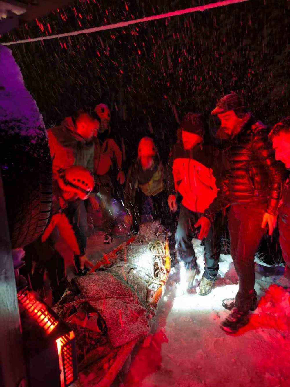 Rize'de Karda Kayarak Dereye Uçan Kamyonette 3 Kişi Yaralandı