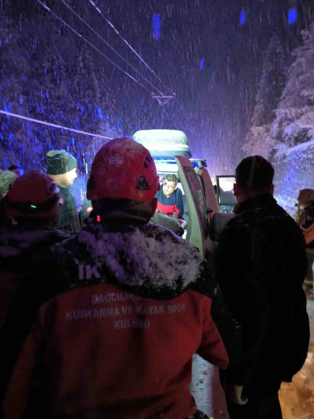 Rize'de Karda Kayarak Dereye Uçan Kamyonette 3 Kişi Yaralandı