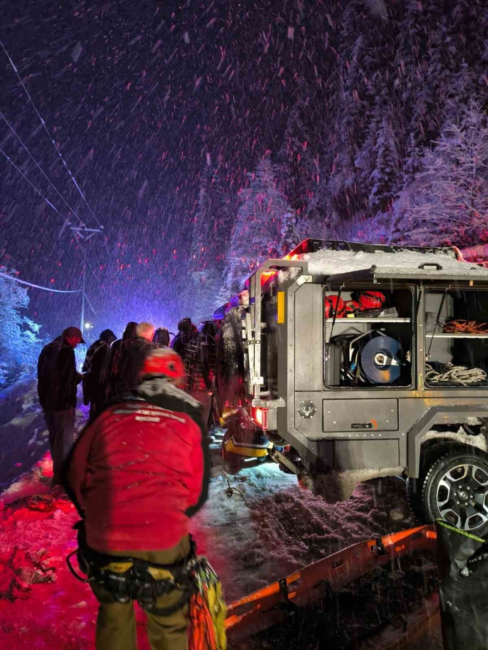 Rize'de Karda Kayarak Dereye Uçan Kamyonette 3 Kişi Yaralandı