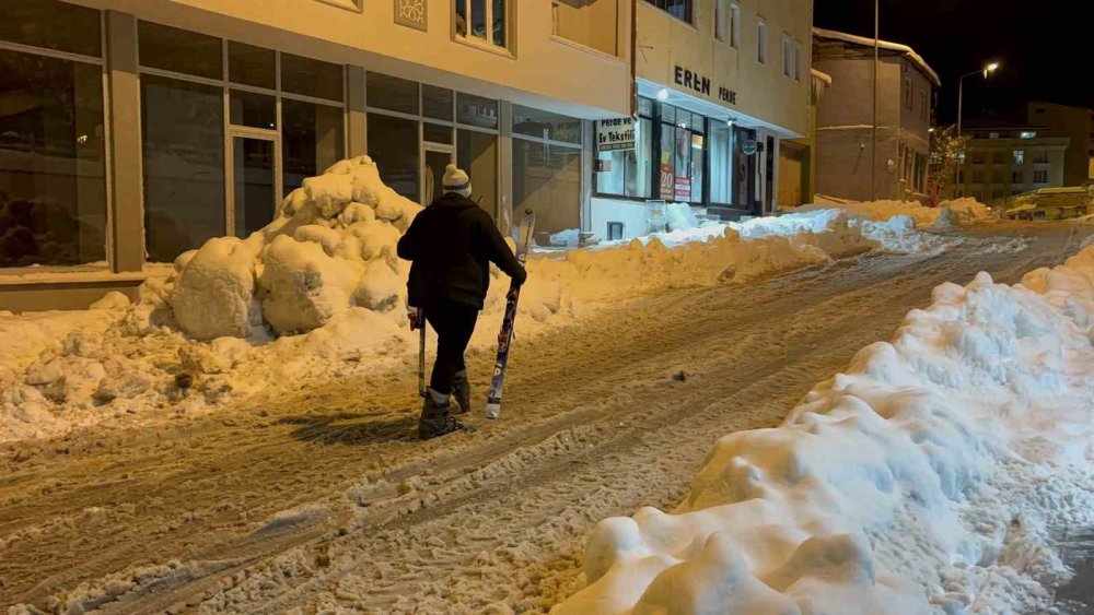 Bayburt’ta Fıkra Gibi Olay: Kayak Tutkunu Bayburtlu Vatandaş Caddede Kayak Yaptı